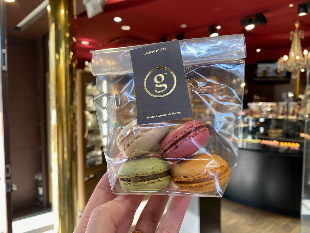 bag of 4 little macarons
