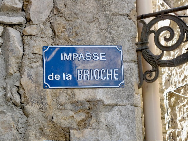 blue French street sign saying Impasse de la Brioche