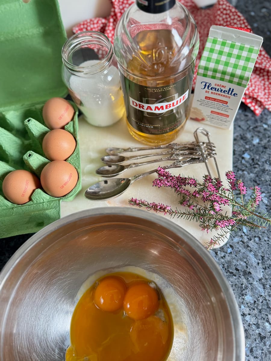 ingredients to make Whisky ice cream with yolks, cream, Whisky liqueur and sugar.