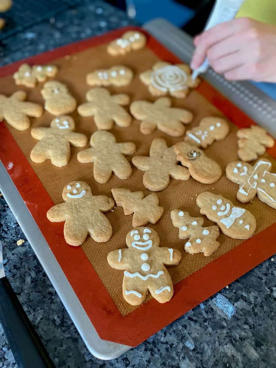 how to decorate gingerbread man using cookie icing pens