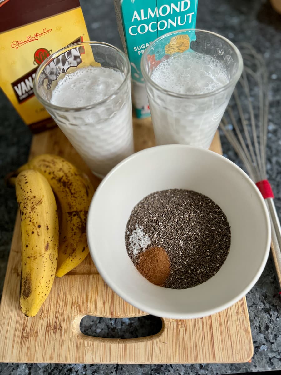 ingredients for chia pudding with chocolate powder, almond or coconut milk, salt, cinnamon and bananas