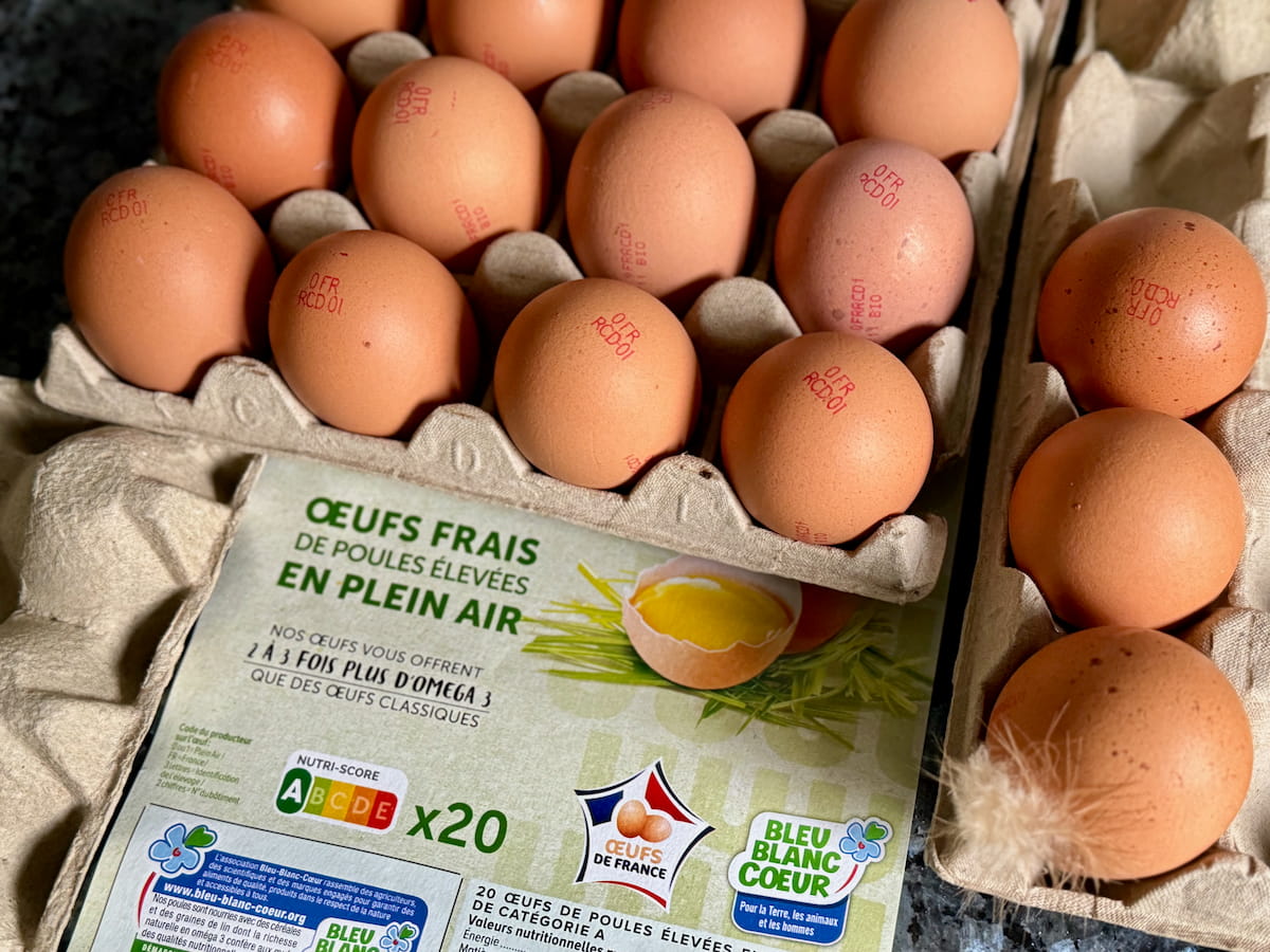 French organic eggs on a tray, marked 0FR and labelled 'bleu blanc coeur' saying they are 2-3 times higher in Omega 3